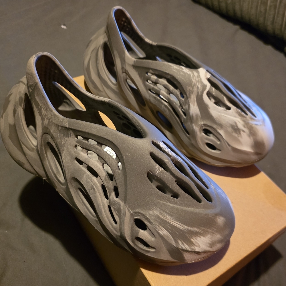 Yeezy Foam Runner Gray Marble Slip-On Kids Shoes - Picture 5 of 7